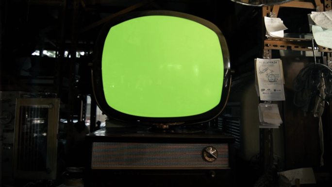 绿色屏幕的老式圆形电视