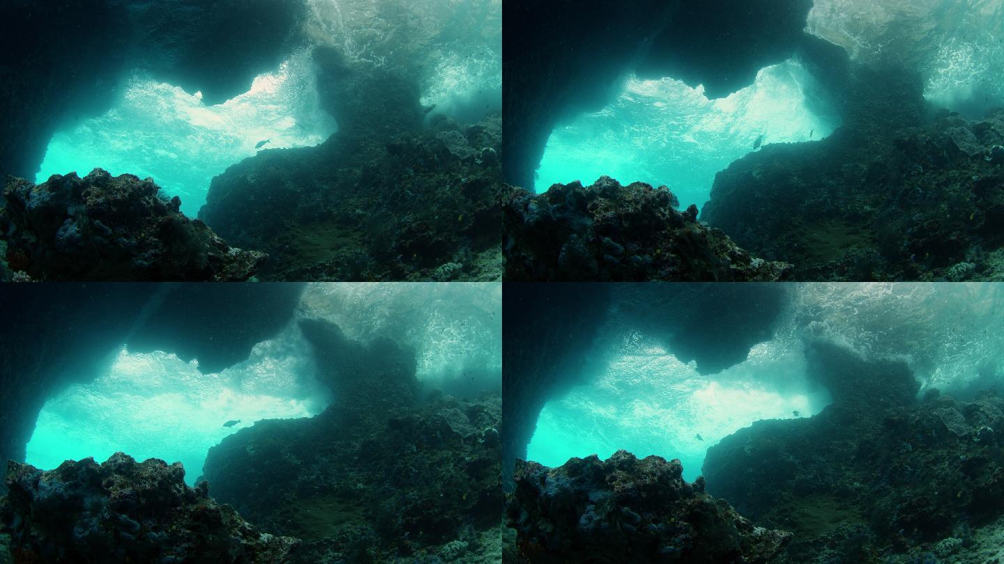 巨浪汹涌的危险礁石