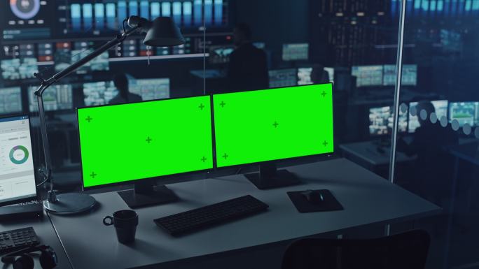 现代监控办公室的两个数字计算机屏幕