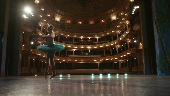 舞台上的芭蕾舞演员。