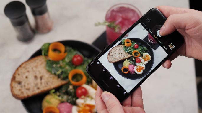 用智能手机拍照蔬菜沙拉