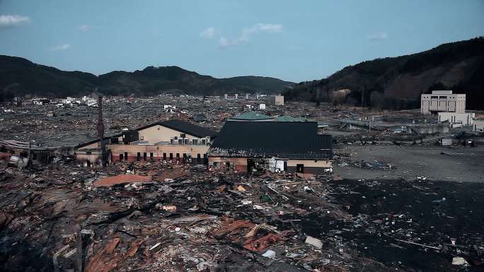 海啸过后城市被毁，街道上只剩下废墟