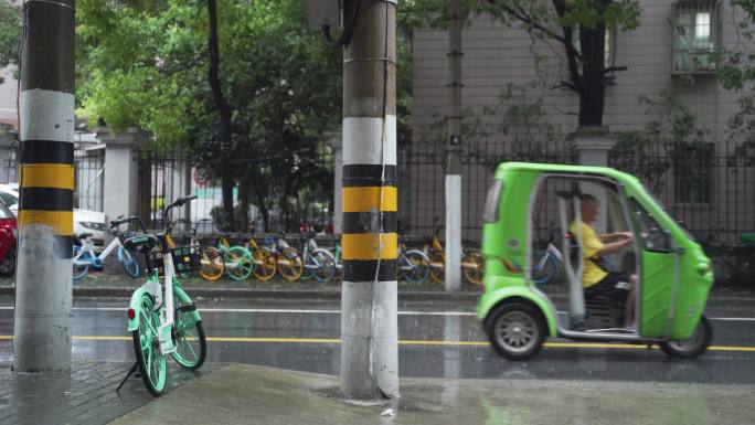 在瓢泼大雨下骑车