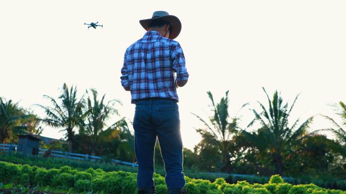 农民控制着在农场上空飞行的智能无人机