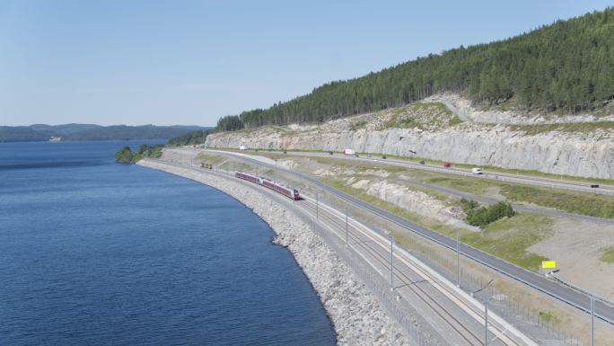 欧洲的交通和旅行北欧风光车辆车流海边道路