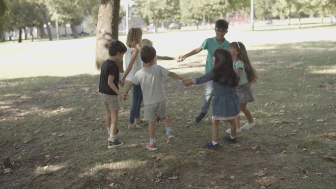 快乐的孩子们在城市公园跳舞玩耍