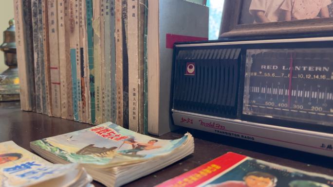 老旧的收音机青岛红灯牌收音机