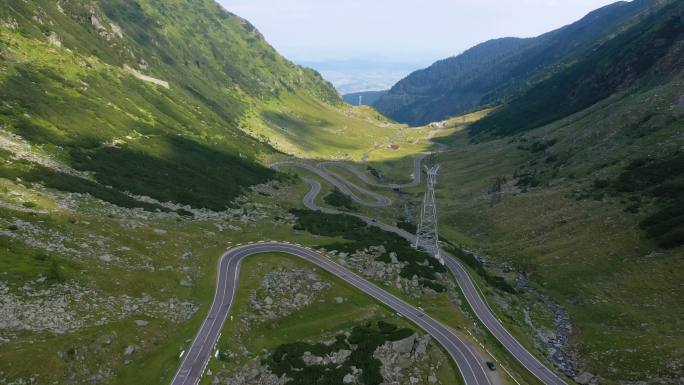 罗马尼亚著名山路的弯道视图