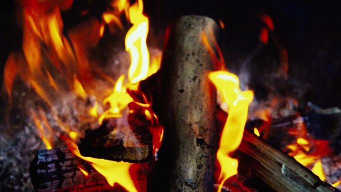 实拍户外露营火柴火取暖火焰燃烧灰烬火光2