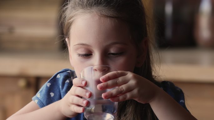 喝水的小女孩宝宝喝水小孩子小女孩喝水孩子