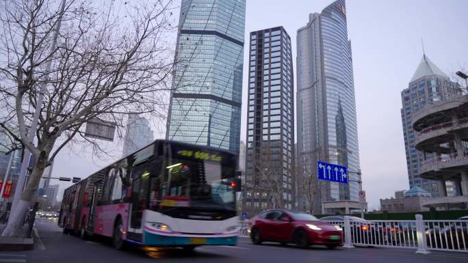 城市傍晚公交车道路车流-城市公交车