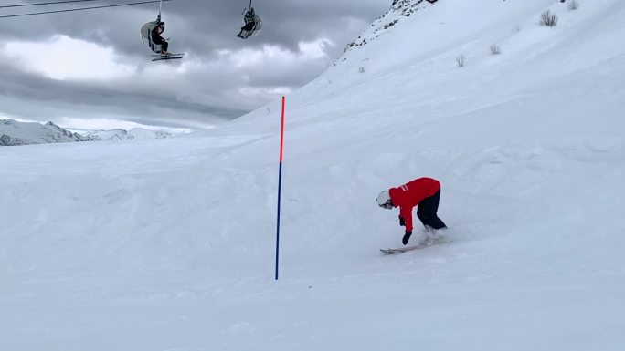 滑雪者在雪坡的跳板上滑雪