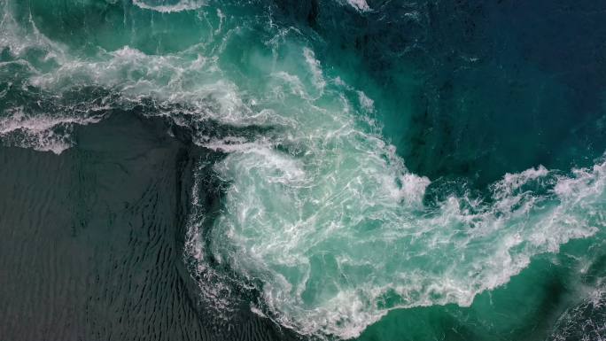 江水和大海的波浪相遇。