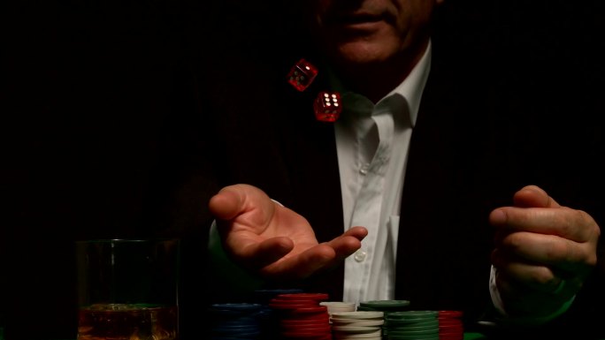 男人扔红色骰子财富赌场赌徒