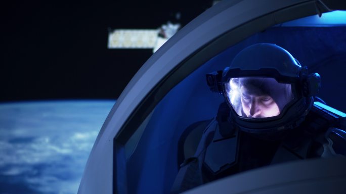 宇航员从太空船窗口向外看
