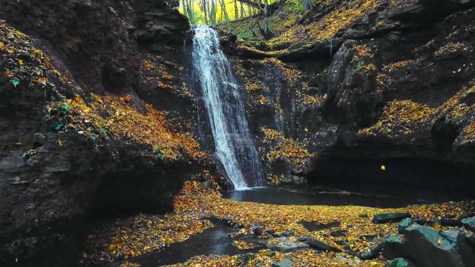 秋季瀑布落叶溪流山泉