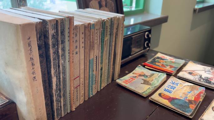 旧书房旧书桌旧书本等老物件