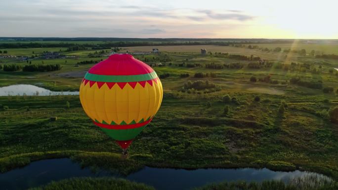 日落时热气球在乡村飞行