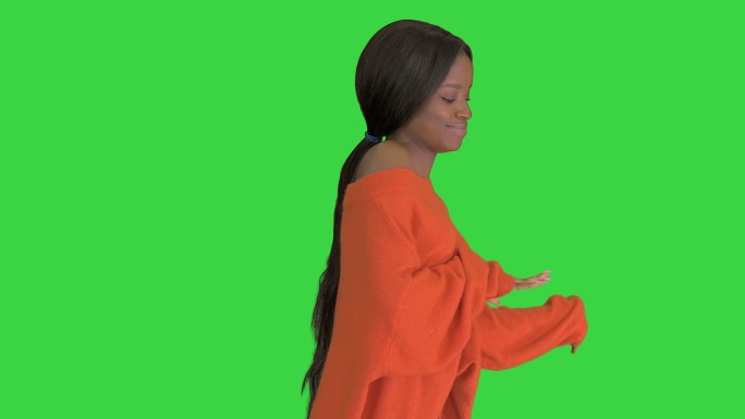美丽的黑人女子在绿色屏幕上尽情微笑和跳舞