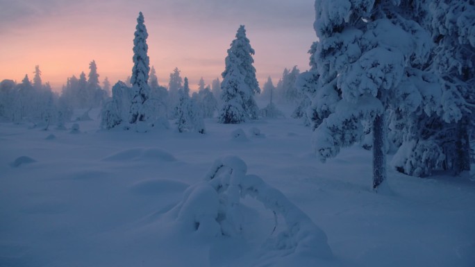 芬兰拉普兰广阔的亚北极荒野上成堆的积雪