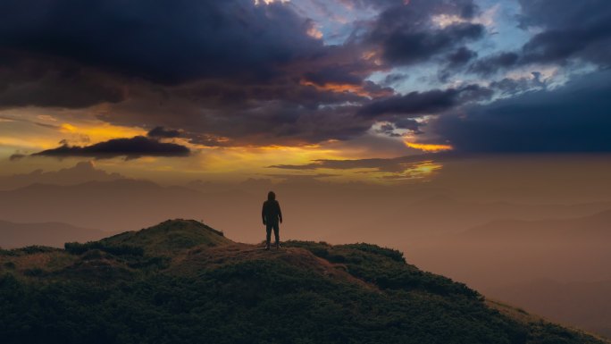 风景如画的云流登高站在山顶远望