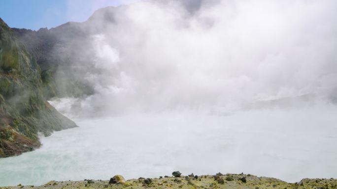 火山口冒着蒸汽的地热湖