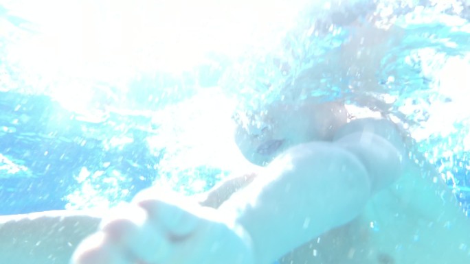 练习游泳的孩子暑假潜水潜泳