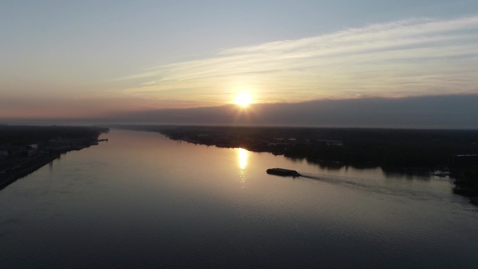 夕阳河流湖泊湿地航运