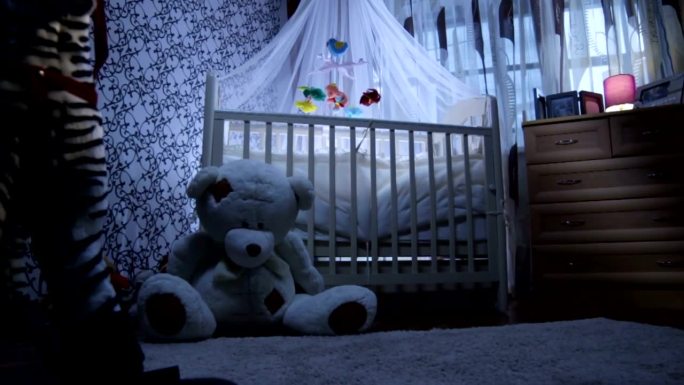 卧室里的大玩具熊