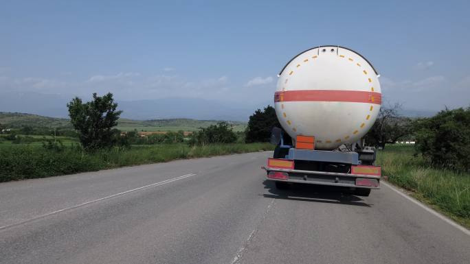 道路上的油罐车