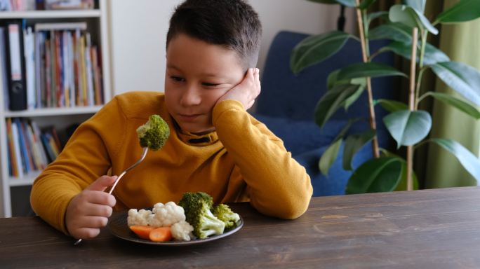 讨厌蔬菜的小男孩视频素材儿童饮食吃蔬菜