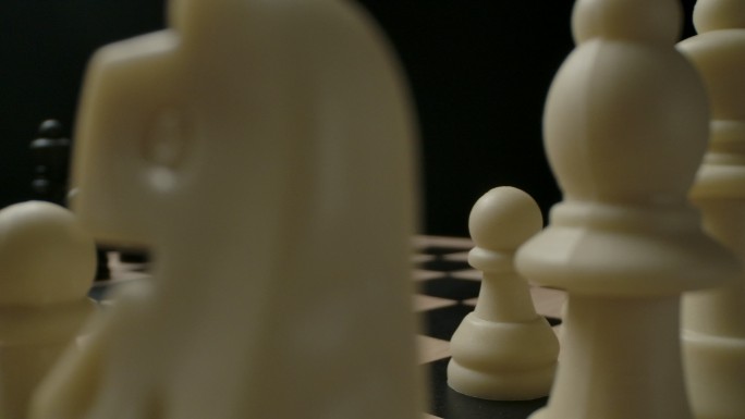 黑白棋子之间的对峙