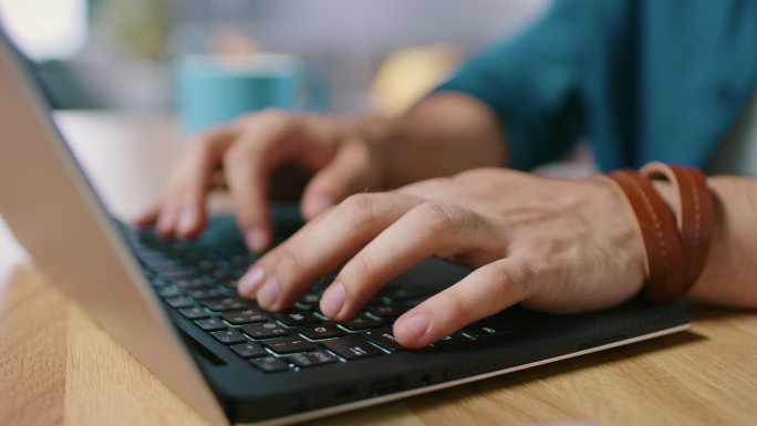 男人在笔记本电脑键盘上打字的特写镜头