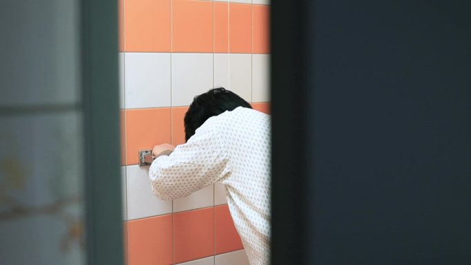 女人在浴室里休息疾病体力不支