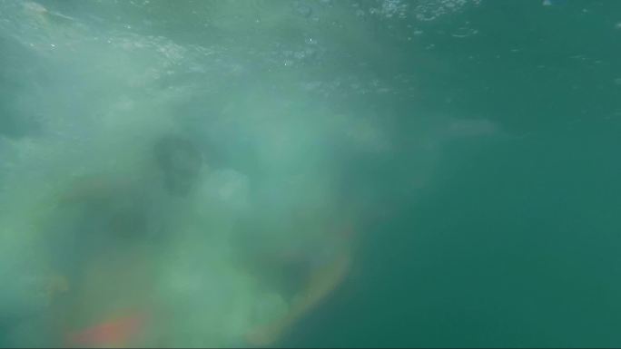 两个十几岁的女孩从双体船跳到海里