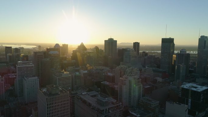 日出时的蒙特利尔高楼大厦林立河流金色夕阳