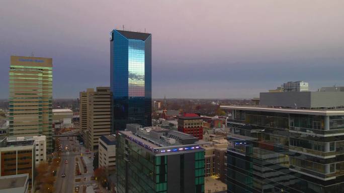 日出时从市中心飞向蓝色的金融办公大楼