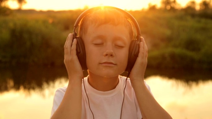 男孩戴着耳机听音乐