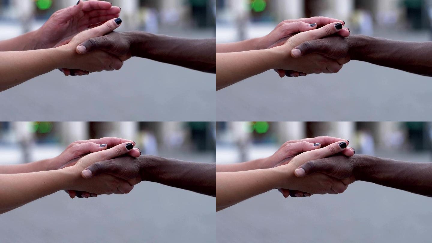 不同肤色的手握在一起