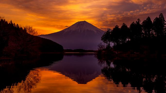 日落时美丽的富士山