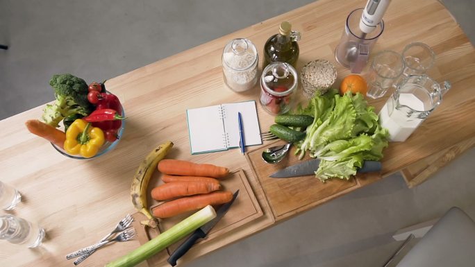 家庭厨房木桌上蔬菜和水果的俯视图