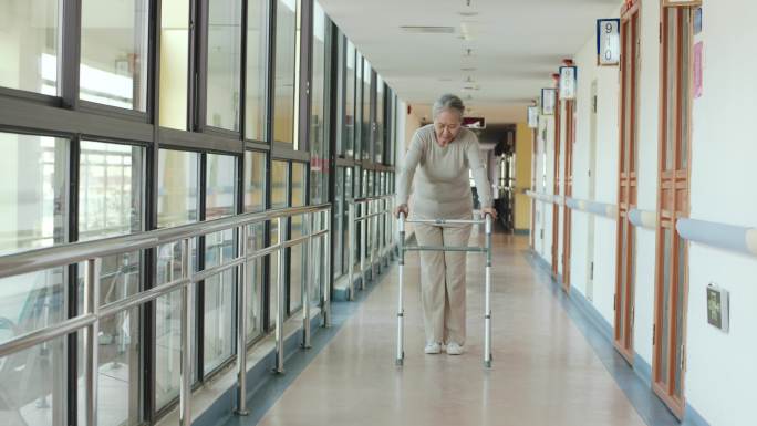 亚洲老妇人在走廊里锻炼行走