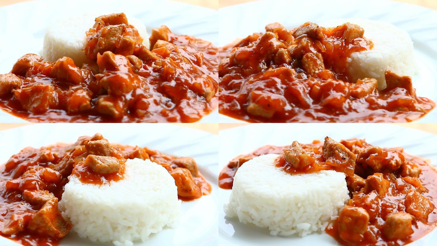 酱汁米饭炖猪肉碎准备午餐餐桌