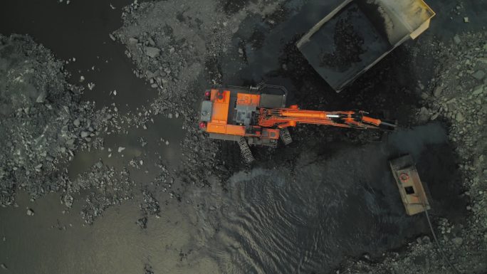 重型机械正在采煤矿山开采隧道工作人员