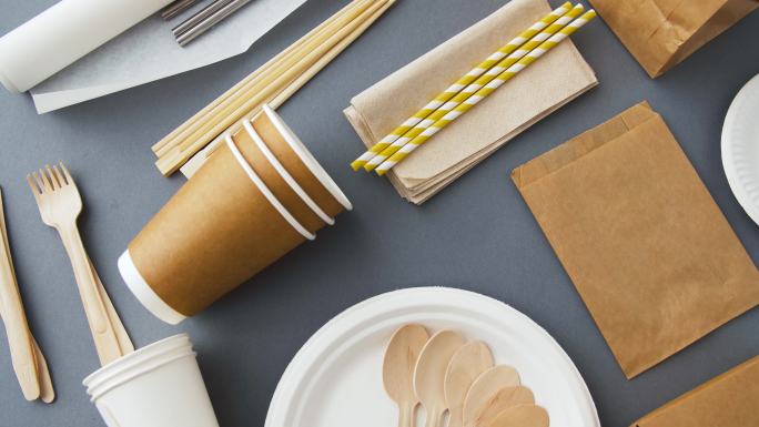 纸和木头制成的一次性餐具