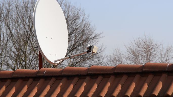 屋顶上的卫星天线雷达信号通讯