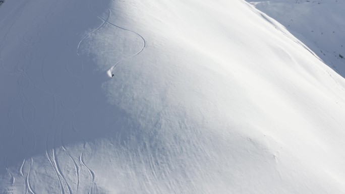 一名滑雪运动员从山上下来