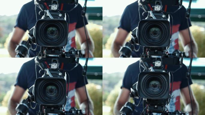 摄影师调整相机镜头的缩放和对焦
