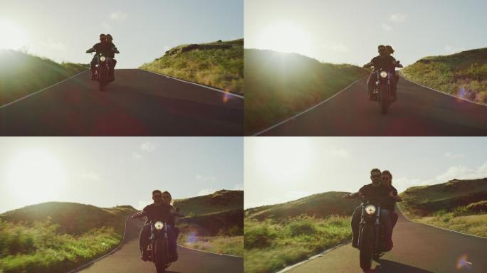 一对夫妇骑着老式摩托车