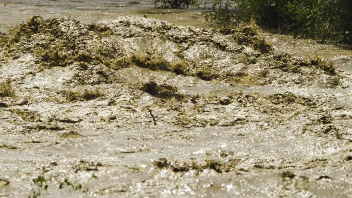 汇入河流的污水风暴危险破坏